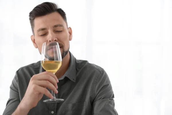 Mannen Med Glas Utsökt Vin Inomhus — Stockfoto