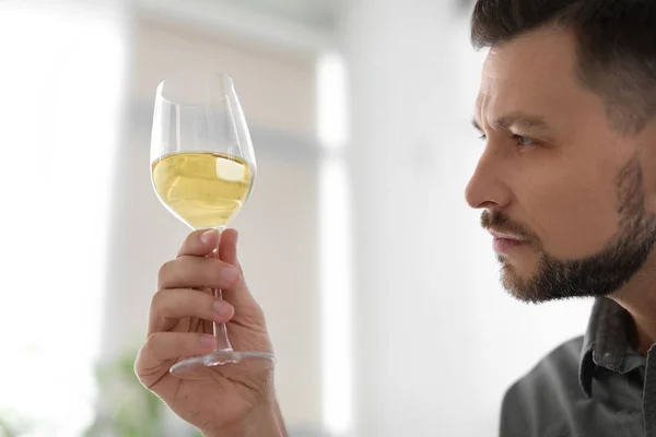 Mannen Med Glas Utsökt Vin Inomhus — Stockfoto
