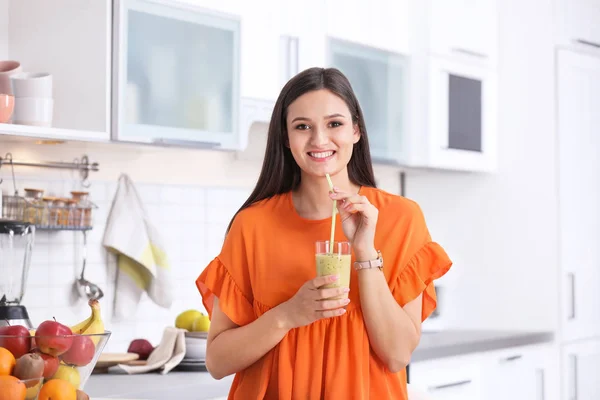 Junge Frau Mit Einem Glas Leckeren Gesunden Smoothie Der Küche — Stockfoto