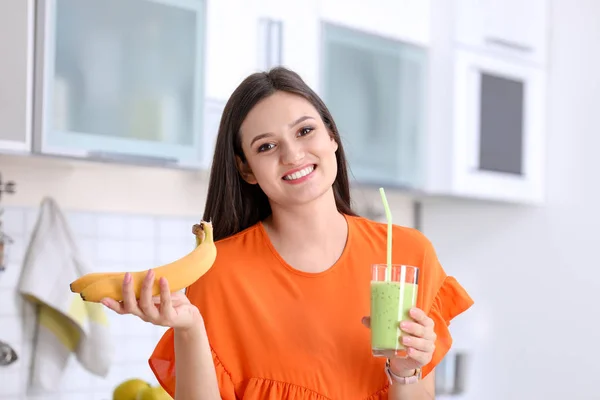 Mujer Joven Con Vaso Sabroso Batido Saludable Cocina — Foto de Stock