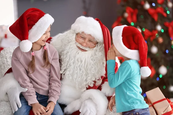 Malé Děti Které Sedí Kolenou Autentické Santa Claus Uvnitř — Stock fotografie