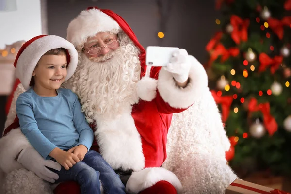 Autentické Santa Claus Pořizování Selfie Chlapeček Doma — Stock fotografie