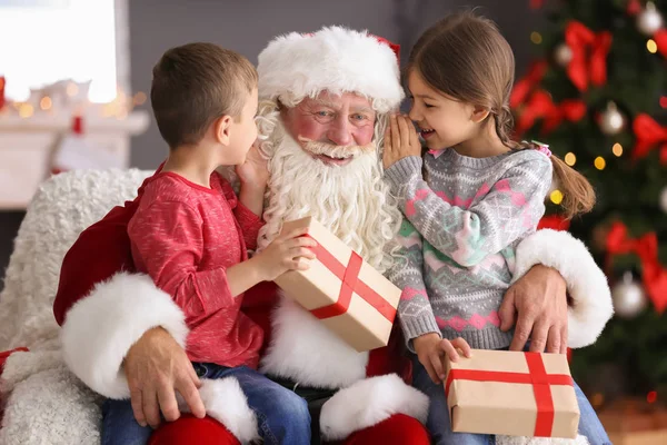 Kleine Kinder Mit Geschenkschachteln Sitzen Auf Echten Weihnachtsmännern Innenräumen — Stockfoto