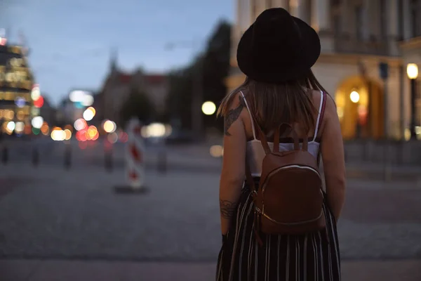 Jovem Mulher Roupa Elegante Rua Cidade — Fotografia de Stock