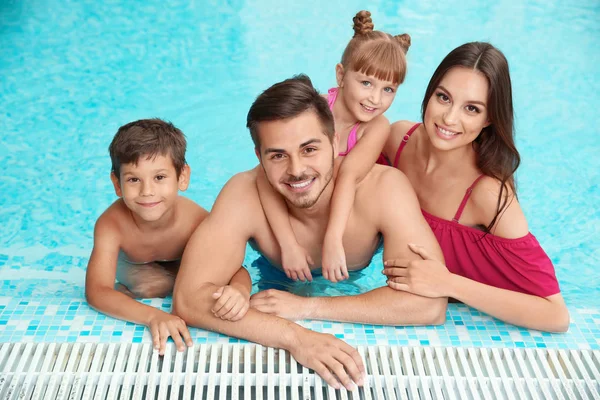 Felice Famiglia Che Riposa Piscina Con Acqua Rinfrescante — Foto Stock