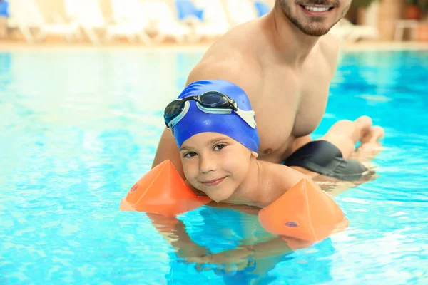 Feliz Padre Enseñando Hijo Nadar Con Mangas Inflables Piscina — Foto de Stock