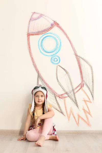 Очаровательный Маленький Ребенок Играет Космонавта Стены Рисунком Космического Корабля Помещении — стоковое фото