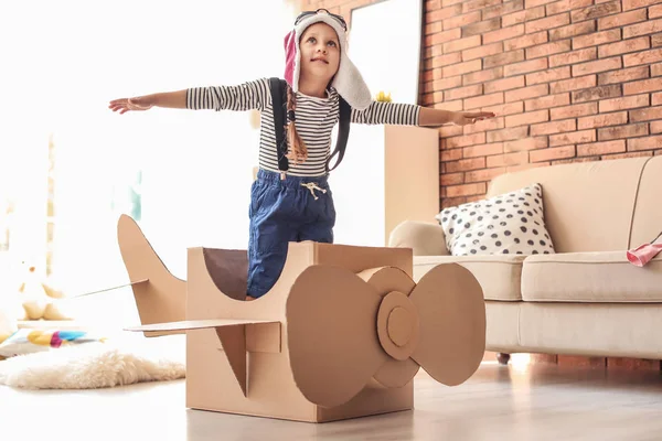 Entzückendes Kleines Kind Das Hause Mit Pappflugzeug Spielt — Stockfoto