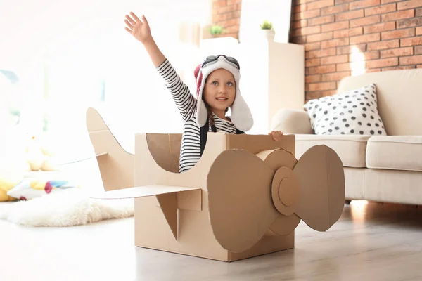 Entzückendes Kleines Kind Das Hause Mit Pappflugzeug Spielt — Stockfoto