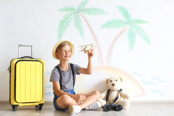 Adorable Niño Pequeño Jugando Con Avión Juguete Interior — Foto de Stock