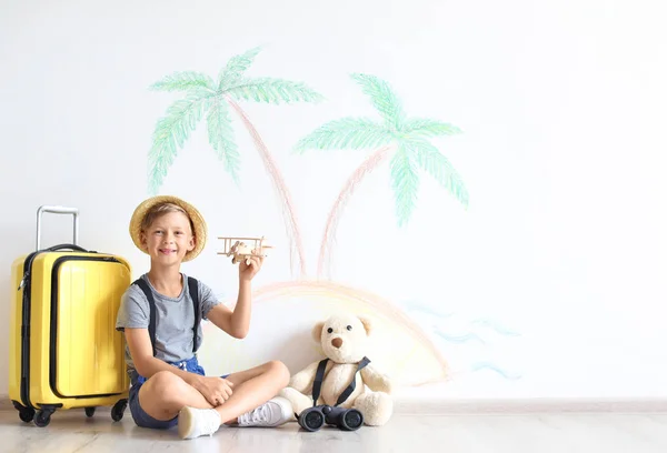 Criança Adorável Brincando Com Avião Brinquedo Dentro Casa — Fotografia de Stock