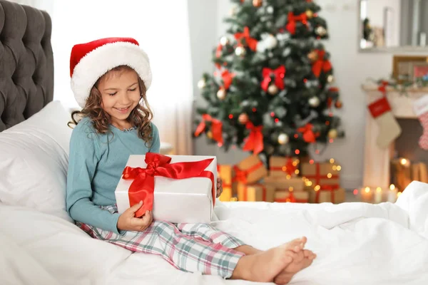 Słodkie Małe Dziecko Santa Hat Boże Narodzenie Pudełko Siedzący Łóżko — Zdjęcie stockowe