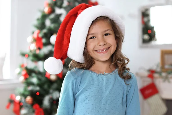 可爱的小孩在圣诞老人的帽子在家 圣诞庆典 — 图库照片