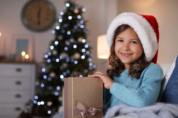 Aranyos Kis Gyermek Santa Kalap Karácsonyi Ajándék Doboz Otthon Kanapén — Stock Fotó