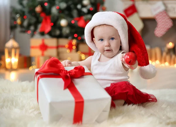Cute Baby Santa Hat Grając Jingle Bell Domu Boże Narodzenie — Zdjęcie stockowe