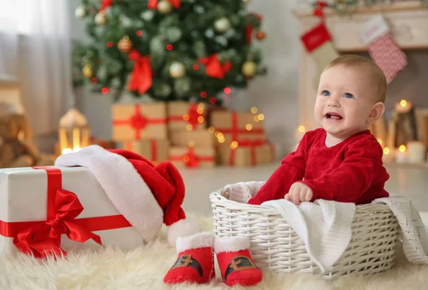 Bambino Carino Seduto Nel Cestino Casa Celebrazione Natale — Foto Stock