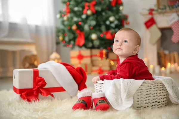 Bebê Bonito Sentado Cesto Casa Celebração Natal — Fotografia de Stock