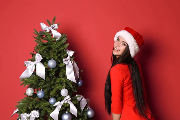 Vacker Ung Kvinna Santa Hatt Nära Julgran Färgbakgrund — Stockfoto