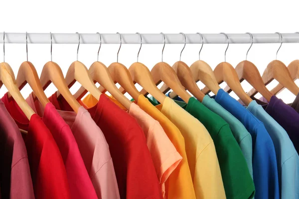 Viele Shirts Hängen Der Reihenfolge Der Regenbogenfarben Nahaufnahme — Stockfoto