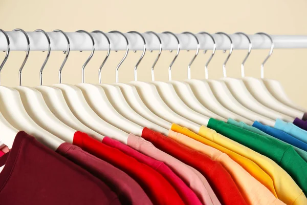 Många Shirts Hängande Ordning Regnbågens Färger Närbild — Stockfoto