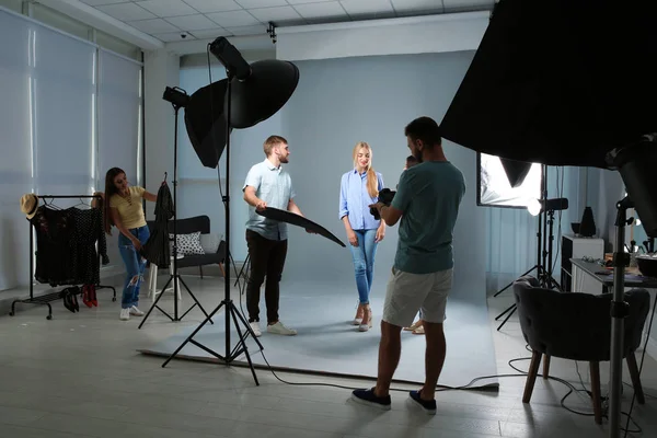 Equipo Profesional Trabajando Con Modelo Estudio Fotográfico — Foto de Stock