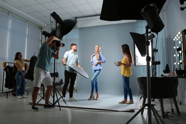 Equipe Profissional Trabalhando Com Modelo Estúdio Fotografia — Fotografia de Stock