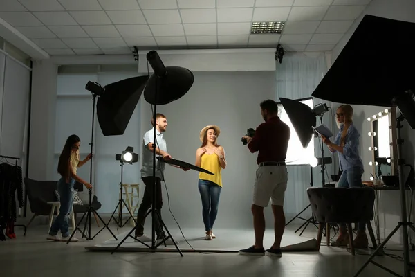 Team Professionale Che Lavora Con Modello Studio Fotografico — Foto Stock