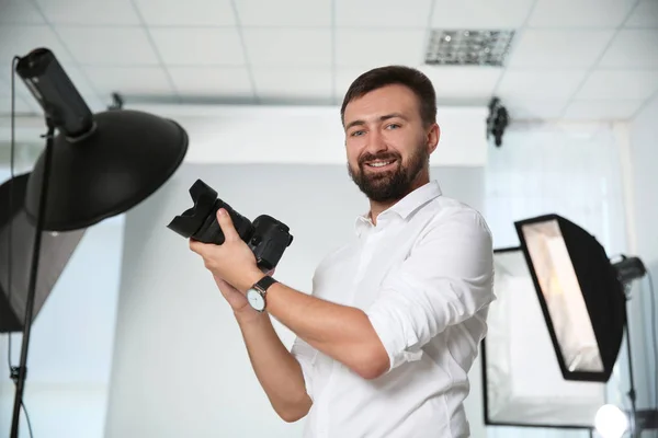 Professioneller Fotograf Mit Kamera Fotostudio — Stockfoto