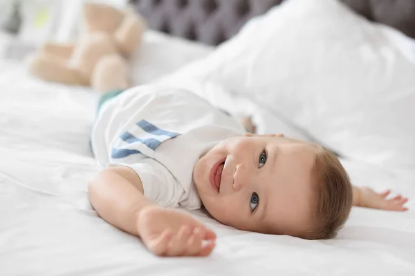 Entzückendes Kleines Baby Hause Auf Dem Bett Liegend — Stockfoto