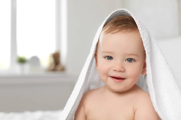Schattige Kleine Baby Met Witte Handdoek Binnenshuis — Stockfoto