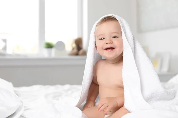 Bebé Adorável Com Toalha Cama Casa — Fotografia de Stock