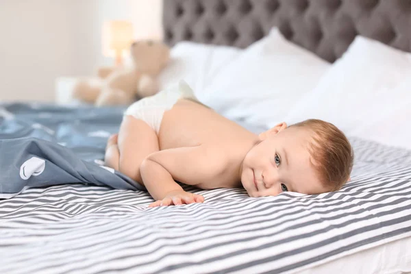 Adorable Bebé Tendido Cama Casa — Foto de Stock