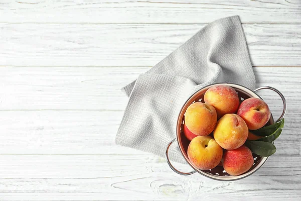Colander Delicious Ripe Peaches Wooden Background Top View — Stock Photo, Image