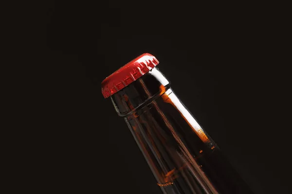 黒の背景 クローズ アップのおいしいビールのボトル — ストック写真