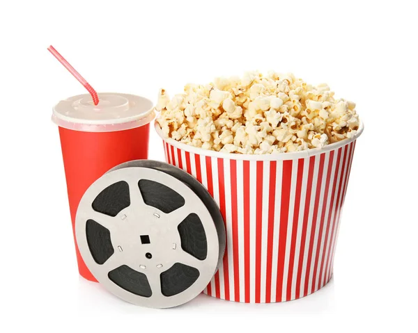 Hink Med Läckra Popcorn Dryck Och Film Reel Vit Bakgrund — Stockfoto