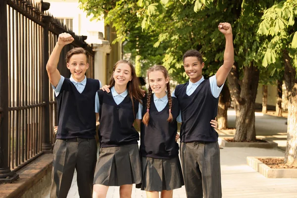 Les Élèves Adolescents Uniforme Scolaire Élégant Extérieur — Photo