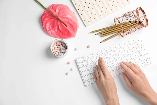 Mujer Usando Teclado Computadora Mesa Blanca Decorada Con Flores Tropicales — Foto de Stock