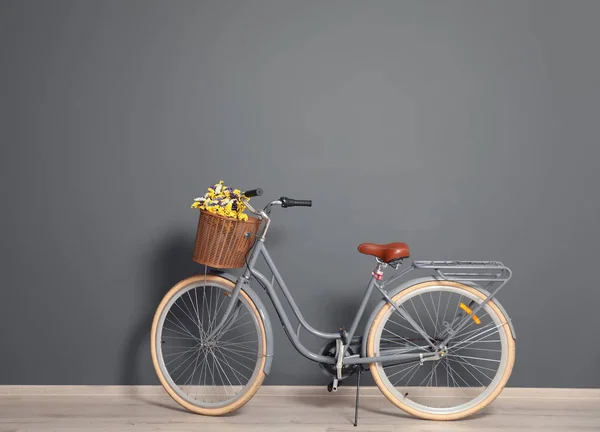 Bicicleta Retro Con Cesta Mimbre Cerca Pared Color — Foto de Stock