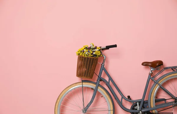 Bicicleta Retro Com Cesta Vime Fundo Cor — Fotografia de Stock