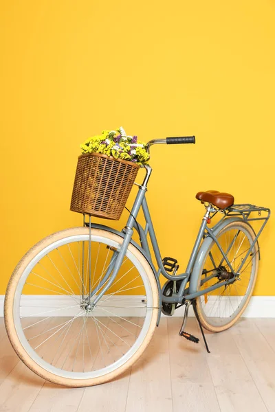 Bicicleta Retro Com Cesta Vime Perto Parede Cor — Fotografia de Stock