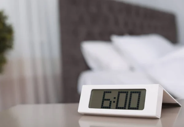 寝室のテーブルの上のデジタルの目覚まし時計 起きる時間 — ストック写真