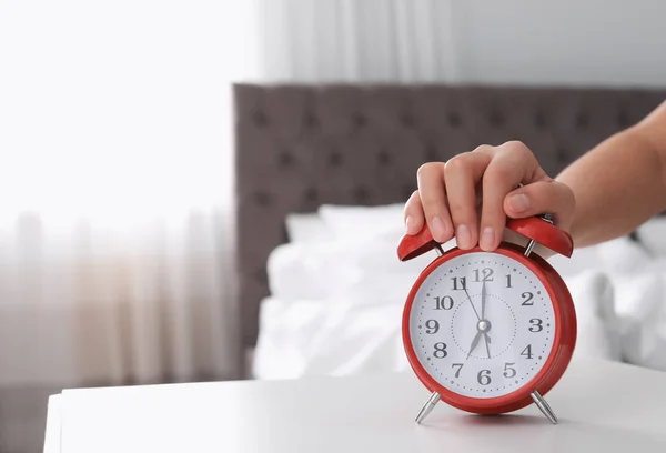 Mulher Desligando Despertador Mesa Quarto Hora Acordar — Fotografia de Stock