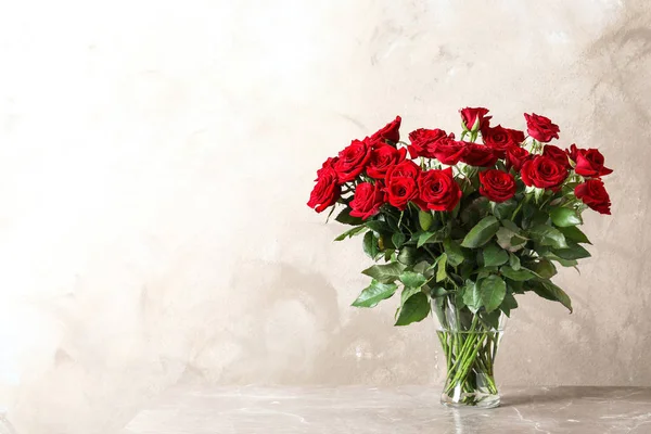 Vase Beautiful Red Roses Table Color Background — Stock Photo, Image