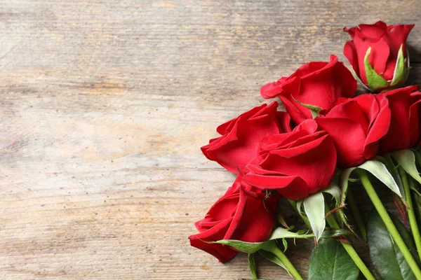 Mooie Rood Roze Bloemen Houten Achtergrond Bovenaanzicht — Stockfoto