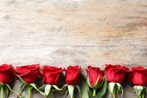 Mooie Rood Roze Bloemen Houten Achtergrond Bovenaanzicht — Stockfoto