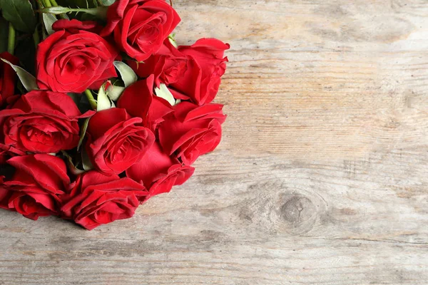 Piękne Czerwone Kwiaty Róży Podłoże Drewniane — Zdjęcie stockowe
