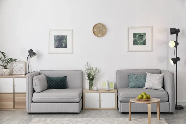 Modern Interieur Van Woonkamer Met Comfortabele Fauteuils Buurt Van Witte — Stockfoto