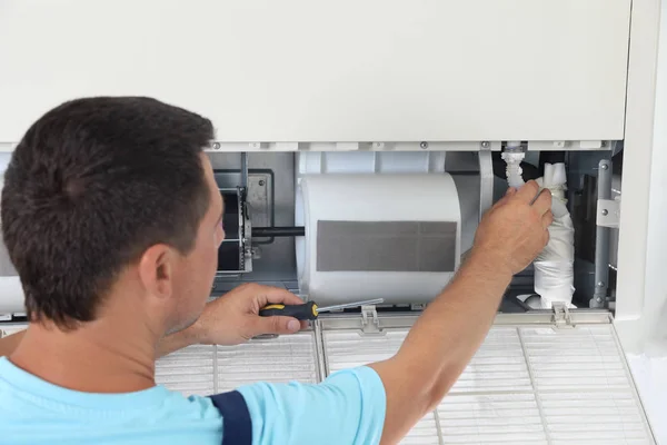 Technicus Herstellen Controleren Van Airconditioner Binnenshuis — Stockfoto