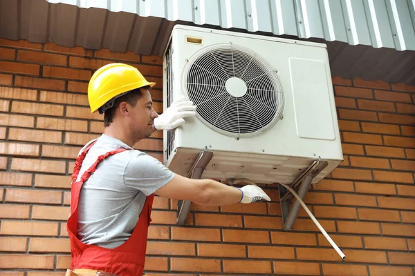 Techniker Repariert Klimaanlage Freien — Stockfoto