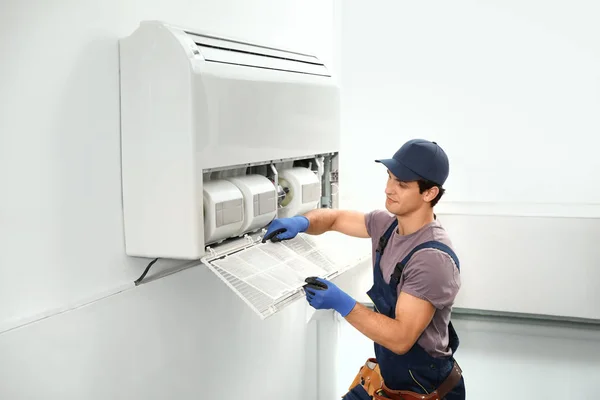 Mannelijke Technicus Schoonmaken Van Airconditioner Binnen — Stockfoto